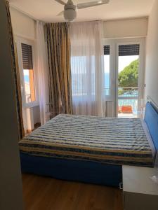 1 dormitorio con 1 cama y vistas al océano en Residence Principi di Piemonte, en Alassio