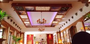 濱海莫厄朗的住宿－科塔格莊園酒店，一间带吊灯的天花板客房