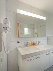 A bathroom at Apart Holidays - Residenza Flora