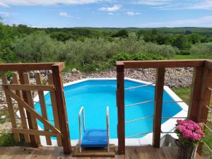 Bazén v ubytování Krk glamping village nebo v jeho okolí
