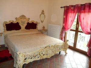 A bed or beds in a room at Ca' Bianca