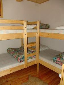 2 Etagenbetten in einem Zimmer mit in der Unterkunft FELBER Hüttn in Patergassen
