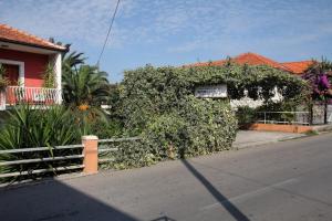 Edificio en el que se encuentra el hostal o pensión