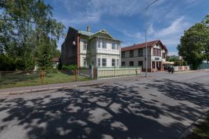 una calle vacía con una casa grande a un lado de la carretera en Promenaadi Villa, en Pärnu