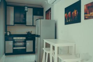 A kitchen or kitchenette at Pool View One bedroom Apt - B103