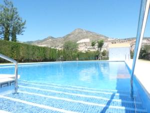basen z górą w tle w obiekcie CALAMORRO views w mieście Benalmádena