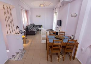 sala de estar con mesa, sillas y sofá en Beachfront stylish maisonette in Ierissos, en Ierissos