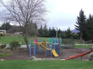 un parco giochi con scivolo e scivolo e un'area di scivolamento di Mt Aspiring Holiday Park a Wanaka