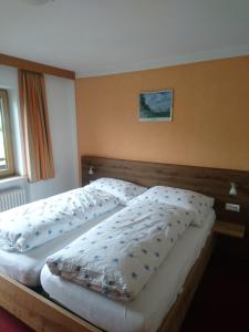阿爾卑斯德旅館房間的床