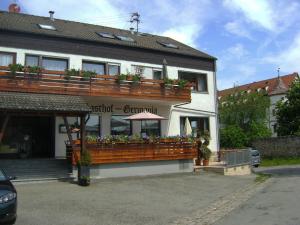 un edificio con balcone fiorito di Gasthof ´s Gräbele a Tubinga