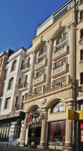 un gran edificio con balcones en un lateral en Marmara Deluxe Hotel, en Estambul