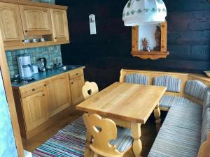 A kitchen or kitchenette at Appartements Futtertrögl
