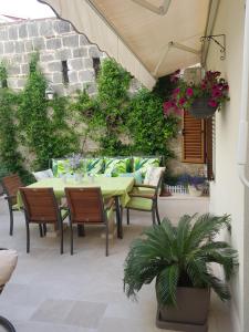 een patio met een groene tafel en stoelen bij Luxury Apartment Dvor in Split