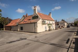 a building on the side of a street at The Saracens Head THE CONKERA in Chapel Saint Leonards