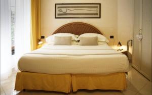 a large bed with white pillows in a bedroom at Locanda A Cà Du Gigante in Monterosso al Mare