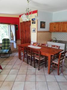 - une salle à manger avec une table et des chaises en bois dans l'établissement Pietramiliare, à Trecase