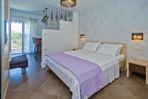 Łóżko lub łóżka w pokoju w obiekcie Island Hvar Seaside Villa Levanda with Beach, Pool & Seaview