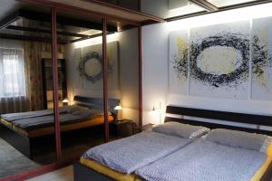 um quarto com 2 camas e um espelho em Apartment Wurth em Groß-Siegharts
