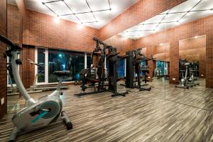 een fitnessruimte met loopbanden en cardio-apparatuur in een kamer bij Hotel Asansol International in Āsansol