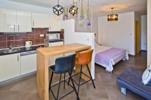 Kuchnia lub aneks kuchenny w obiekcie Island Hvar Seaside Villa Levanda with Beach, Pool & Seaview