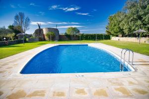 una piscina en un patio con un campo y una casa en Hotel Mas Rabiol -Costa Brava-Emporda-Only Adults, en Peratallada