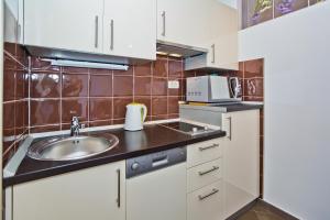 Kuchnia lub aneks kuchenny w obiekcie Island Hvar Seaside Villa Levanda with Beach, Pool & Seaview