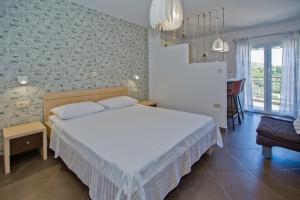 Łóżko lub łóżka w pokoju w obiekcie Island Hvar Seaside Villa Levanda with Beach, Pool & Seaview