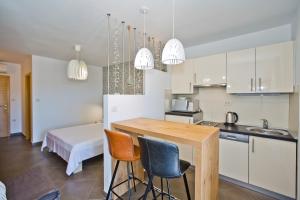 Kuchnia lub aneks kuchenny w obiekcie Island Hvar Seaside Villa Levanda with Beach, Pool & Seaview