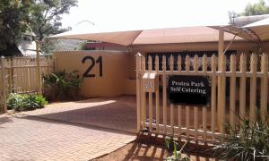 une clôture avec un panneau indiquant le parc privé indépendant dans l'établissement Protea Park Self Catering Guesthouse, à Rustenburg