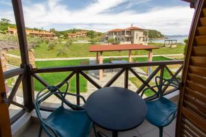 balcón con sillas, mesa y vistas en Beachfront stylish maisonette in Ierissos, en Ierissos