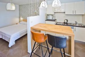 Kuchnia lub aneks kuchenny w obiekcie Island Hvar Seaside Villa Levanda with Beach, Pool & Seaview