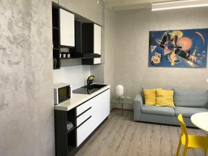 een woonkamer met een bank en een tafel bij Vea Apartment in Padenghe sul Garda