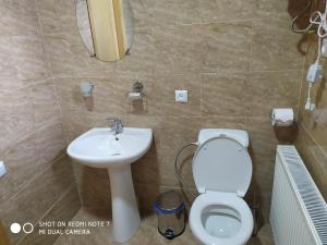A bathroom at Kamara Guest House