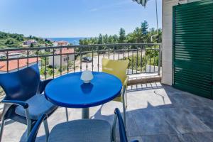 Balkon lub taras w obiekcie Island Hvar Seaside Villa Levanda with Beach, Pool & Seaview