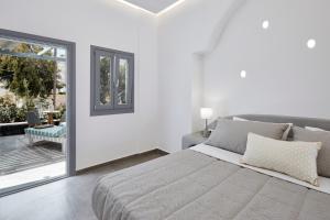 Ein Bett oder Betten in einem Zimmer der Unterkunft Amara Suites Santorini