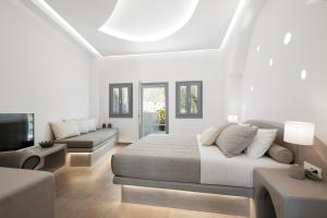 Ein Sitzbereich in der Unterkunft Amara Suites Santorini