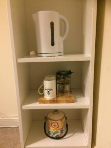 Kohvi ja tee valmistamise võimalus majutusasutuses Cozy Room