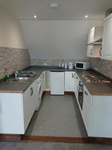 Η κουζίνα ή μικρή κουζίνα στο 2 Wood Yard Cottages, Red Mayes Farm