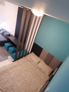 una camera da letto con un letto con uno specchio sopra di esso di Apartments REST - Centar a Novi Sad