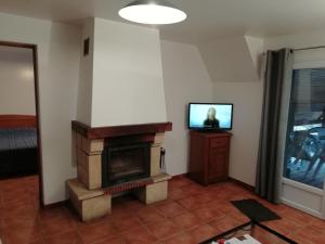 TV a/nebo společenská místnost v ubytování Chambres d'hôtes Edoniaa