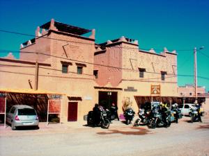 een groep motorfietsen geparkeerd voor een gebouw bij Kasbah La Datte D'or in Skoura