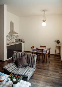 ein Wohnzimmer mit einem Sofa und einem Tisch in der Unterkunft Tbilisi Apartment in Tbilisi City