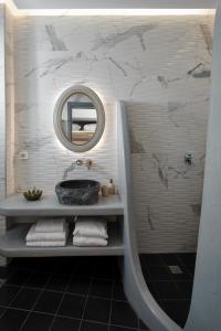 Ein Badezimmer in der Unterkunft Amara Suites Santorini