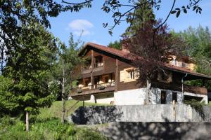 une maison au milieu d'une forêt dans l'établissement Sous les Ecotagnes, à Les Villards-sur-Thônes