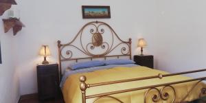 a bedroom with a yellow bed with two night stands at Appartamento Il Pianetto in Celle sul Rigo