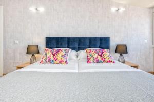 Łóżko lub łóżka w pokoju w obiekcie iloftmalaga Ático Plaza de las Flores
