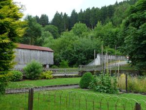 einen Zaun in einem Hof mit Scheune und Straße in der Unterkunft Ten Huize Peckeneck in Burg-Reuland