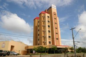 un edificio alto con un cartel encima en Hotel O Casarão, en Araras