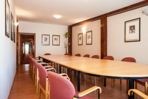 a conference room with a long table and chairs at Ośrodek wypoczynkowy Kozioł in Kolno