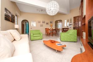 sala de estar con sofá blanco y mesa en Residence Villa Savoia, en Marino